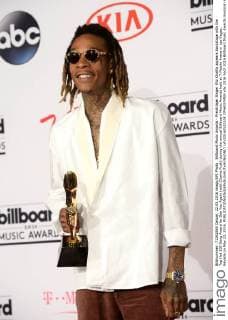 Billboard Music Awards - Preisträger Singer Wiz Khalifa appears backstage with the Top Hot 100 Song Award for See You Again (with Charlie Puth) during the annual Billboard Music Awards held at T-Mobile Arena in Las Vegas, Nevada on May 22, 2016.  LAV20160522108 JIMxRUYMEN