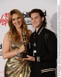 Themen der Woche Billboard Music Awards - Preisträger Singer Celine Dion and her son Rene-Charles Angelil appear backstage with her Icon Award during the annual Billboard Music Awards held at T-Mobile Arena in Las Vegas, Nevada on May 22, 2016.  LAV20160522267 JIMxRUYMEN