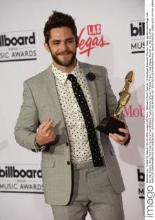 Billboard Music Awards - Preisträger Musician Thomas Rhett appears backstage with the Top Country Song Award during the annual Billboard Music Awards held at T-Mobile Arena in Las Vegas, Nevada on May 22, 2016.  LAV20160522337 JIMxRUYMEN