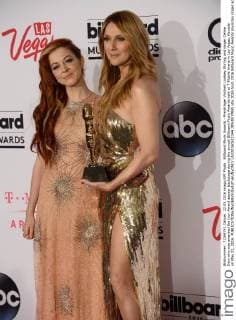 Billboard Music Awards - Preisträger Violinist Lindsey Stirling and singer Celine Dion who was awarded the Icon Award appear backstage during the annual Billboard Music Awards held at T-Mobile Arena in Las Vegas, Nevada on May 22, 2016.  LAV20160522344 JIMxRUYMEN