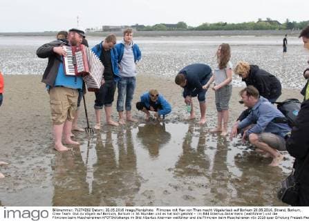 Filmcrew mit Max von Thun macht Vögelurlaub auf Borkum 20.05.2016, Strand, Borkum, Crew Team Gut zu Vögeln auf Borkum, Borkum in 36 Stunden und es hat sich gelohnt - im Bild Albertus Akkermann (wattführer) und die Filmcrew beim Muschelrennen KFOTOxKokenge