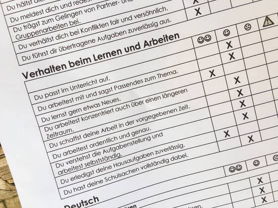 Zeugnis und Beurteilung eines Schuelers an einer Grundschule in Muenchen, Deutschland am 18.03.2016