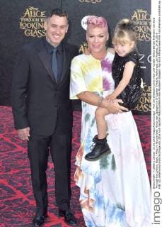 Pink mit Ehemann Carey Hart und Tochter Willow bei der Premiere von Alice Through the Looking Glass Alice im Wunderland: Hinter den Spiegeln im El Capitan Theatre, Hollywood. Los Angeles, 24.05.2016 Foto:xD.xStarbuckx xFuturexImage