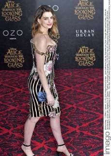 Anne Hathaway bei der Premiere von Alice Through the Looking Glass Alice im Wunderland: Hinter den Spiegeln im El Capitan Theatre, Hollywood. Los Angeles, 24.05.2016 Foto:xD.xStarbuckx xFuturexImage