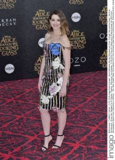 Anne Hathaway bei der Premiere von Alice Through the Looking Glass Alice im Wunderland: Hinter den Spiegeln im El Capitan Theatre, Hollywood. Los Angeles, 24.05.2016 Foto:xD.xStarbuckx xFuturexImage