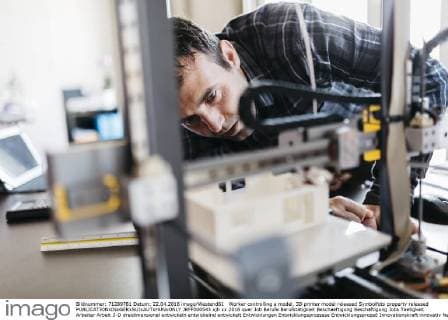 IMAGO Creative: Internationaler Tag der Architektur am 3. Oktober. Thema: Architektur zum Wohlfühlen Worker controlling a model, 3D printer model released Symbolfoto property released  JRFF000543