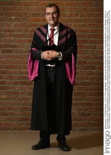 Verleihung der Ehrendoktortitel an der Universität Hasselt Luc De Schepper, rector of the UHasselt university pictured before a ceremony for the Doctor Honoris Causa honorary degrees of the UHasselt university, Tuesday 24 May 2016 in Diepenbeek.  YORICKxJANSENS 04857128