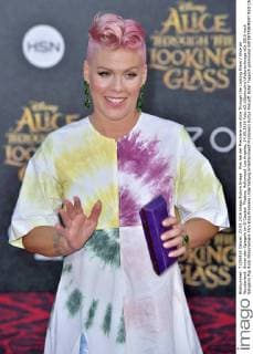 Pink bei der Premiere von Alice Through the Looking Glass Alice im Wunderland: Hinter den Spiegeln im El Capitan Theatre, Hollywood. Los Angeles, 24.05.2016 Foto:xD.xStarbuckx xFuturexImage