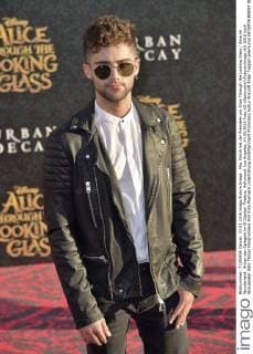 Max Ehrich bei der Premiere von Alice Through the Looking Glass Alice im Wunderland: Hinter den Spiegeln im El Capitan Theatre, Hollywood. Los Angeles, 24.05.2016 Foto:xD.xStarbuckx xFuturexImage