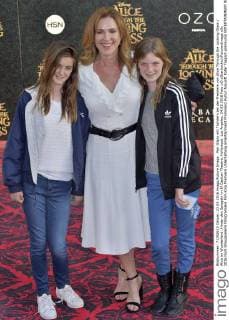 Peri Gilpin mit Töchtern bei der Premiere von Alice Through the Looking Glass Alice im Wunderland: Hinter den Spiegeln im El Capitan Theatre, Hollywood. Los Angeles, 24.05.2016 Foto:xD.xStarbuckx xFuturexImage