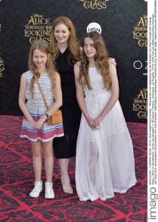 Miranda Otto mit Begleitung bei der Premiere von Alice Through the Looking Glass Alice im Wunderland: Hinter den Spiegeln im El Capitan Theatre, Hollywood. Los Angeles, 24.05.2016 Foto:xD.xStarbuckx xFuturexImage