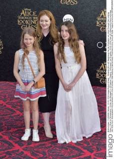 Miranda Otto mit Begleitung bei der Premiere von Alice Through the Looking Glass Alice im Wunderland: Hinter den Spiegeln im El Capitan Theatre, Hollywood. Los Angeles, 24.05.2016 Foto:xD.xStarbuckx xFuturexImage