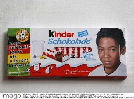 Düsseldorf, Deutschland, Fußball - EM in Frankreich, 25.05.2016 Die bei Kindern beliebte Kinder- Schokolade des Herstellers Ferrero wird zur Zeit mit Kinderfotos von DFB -Nationalspieler auf der Verpackung verkauft. Dies hat durch verschiedene Kritik von Pegida in den sozialen Netzwerken zu einer Diskussion über den Migrationshintergrund einiger Spieler geführt. Auf dieser Verpackung wird Jerome BOATENG gezeigt.