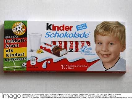 Düsseldorf, Deutschland, Fußball - EM in Frankreich, 25.05.2016 Die bei Kindern beliebte Kinder- Schokolade des Herstellers Ferrero wird zur Zeit mit Kinderfotos von DFB -Nationalspieler auf der Verpackung verkauft. Dies hat durch verschiedene Kritik von Pegida in den sozialen Netzwerken zu einer Diskussion über den Migrationshintergrund einiger Spieler geführt. Auf dieser Verpackung wird Lukas PODOLSKI gezeigt.