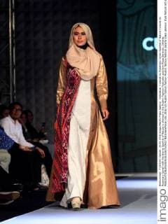Indonesia: Cutnyak by Rosemary Ismail Sparkle of Nature Cutnyak by Rosemary Ismail with the theme Sparkle of Nature is showed in the Muslim Fashion Festivalin southern Plaza Senayan, Jakarta.  NatanaelxPohan