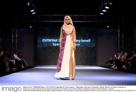 Indonesia: Cutnyak by Rosemary Ismail Sparkle of Nature Cutnyak by Rosemary Ismail with the theme Sparkle of Nature is showed in the Muslim Fashion Festivalin southern Plaza Senayan, Jakarta.  NatanaelxPohan