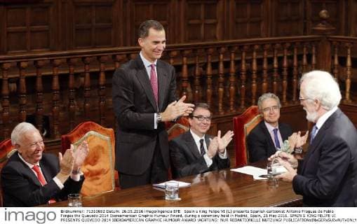 Spain s King Felipe VI (L) presents Spanish cartoonist Antonio Fraguas de Pablo Forges the Quevedo 2014 Iberoamerican Graphic Humour Award, during a ceremony held in Madrid, Spain, 26 May 2016. SPAIN S KING FELIPE VI PRESENTS QUEVEDO 2014 IBEROAMERICAN GRAPHIC HUMOUR AWARD !ACHTUNG: NUR REDAKTIONELLE NUTZUNG!  GRA128 20160526-635998696141243339