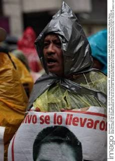 Relatives of the 43 protest in front of the Attorney s General Office in Mexico City, Mexico, 26 May 2016, after 20 months since the dissappearance of the students of Ayotzinapa. EFE Sashenka Gutierrez PROTESTA AFTER 20 MONTHS SINCE THE DISSAPEARANCE OF THE 43 !ACHTUNG: NUR REDAKTIONELLE NUTZUNG!  CMX002 20160527-635999100225438255