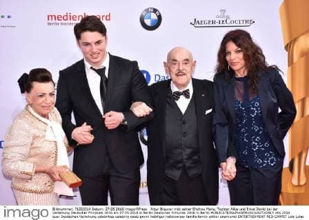 Artur Brauner mitt seiner Ehefrau Maria, Tochter Alice und Enkel David bei der Verleihung Deutscher Filmpreis 2016 am 27.05.2016 in Berlin Deutscher Filmpreis 2016 in Berlin 