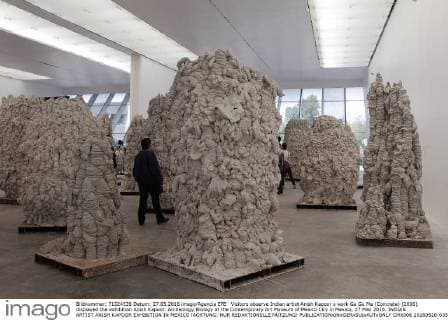 Visitors observe Indian artist Anish Kapoor s work Ga Gu Ma (Concrete) (2006) displayed the exhibition Anish Kapoor. Archeology:Biology at the Contemporary Art Museum of Mexico City in Mexico, 27 May 2016. INDIAN ARTIST ANISH KAPOOR EXHIBITION IN MEXICO !ACHTUNG: NUR REDAKTIONELLE NUTZUNG!  CMX006 20160528-635999932424622945