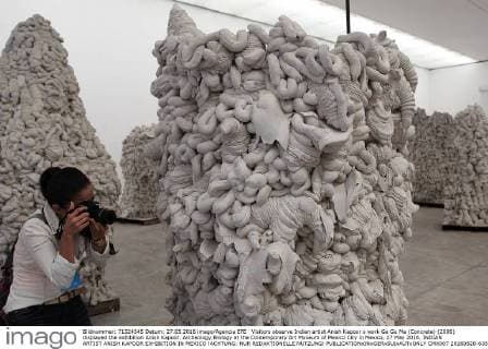 Visitors observe Indian artist Anish Kapoor s work Ga Gu Ma (Concrete) (2006) displayed the exhibition Anish Kapoor. Archeology:Biology at the Contemporary Art Museum of Mexico City in Mexico, 27 May 2016. INDIAN ARTIST ANISH KAPOOR EXHIBITION IN MEXICO !ACHTUNG: NUR REDAKTIONELLE NUTZUNG!  CMX007 20160528-635999932435698945