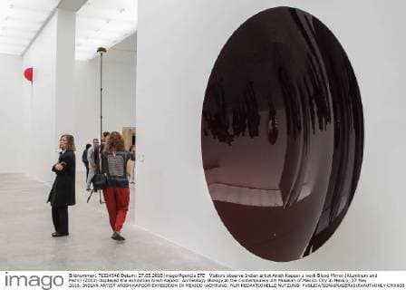 Visitors observe Indian artist Anish Kapoor s work Blood Mirror (Aluminum and Paint) (2013) displayed the exhibition Anish Kapoor. Archeology:Biology at the Contemporary Art Museum of Mexico City in Mexico, 27 May 2016. INDIAN ARTIST ANISH KAPOOR EXHIBITION IN MEXICO !ACHTUNG: NUR REDAKTIONELLE NUTZUNG!  CMX008 20160528-635999932449270945