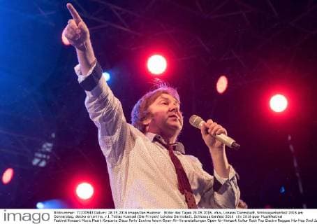 Bilder des Tages 28.05.2016, xfux, Lokales Darmstadt, Schlossgarbenfest 2016 am Donnerstag, deloka emonline, v.l. Tobias Kuenzel (Die Prinzen) Lokales Darmstadt, Schlossgarbenfest 2016
