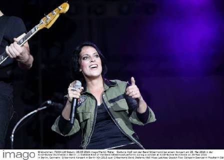 Stefanie Kloß von der Band Silbermond bei einem Konzert am 28. Mai 2016 in der Kindl-Bühne Wuhlheide in Berlin. Stefanie Kloß of the Band Silbermond performs during a concert at Kindl-Bühne Wuhlheide on 28 May 2016 in Berlin, Germany. Silbermond Konzert in Berlin