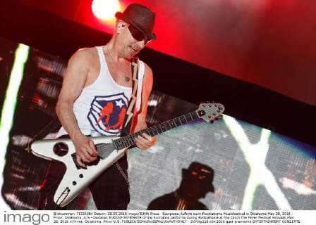 Scorpions-Auftritt beim Rocklahoma Musikfestival in Oklahoma May 28, 2016 - Pryor, Oklahoma, U.S - Guitarist RUDOLF SCHENKER of the Scorpions performs during Rocklahoma at the Catch The Fever Festival Grounds May 28, 2016 in Pryor, Oklahoma. Pryor U.S. - ZUMAp116