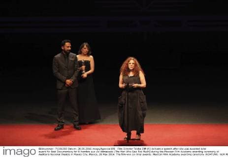 Film Director Trisha Ziff (R) delivers a speech after she was awarded Ariel award for Best Documentary for El hombre que vio demasiado (The Man Who Saw Too Much) during the Mexican Film Academy awarding ceremony at Auditorio Nacional theatre in Mexico City, Mexico, 28 May 2016. The film won six Ariel awards. Mexican Film Academy awarding ceremony !ACHTUNG: NUR REDAKTIONELLE NUTZUNG!  20160529-636001239868047708