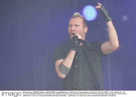 Rocklahoma Musikfestival in Oklahoma May 29, 2016 - Pryor, Oklahoma, U.S - Vocalist TREVOR MCNEVAN of Thousand Foot Krutch performs during Rocklahoma at the Catch The Fever Festival Grounds May 29, 2016 in Pryor, Oklahoma. Pryor U.S. - ZUMAp116