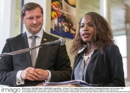 Solingen Tim Kurzbach (Oberbuergermeister Klingenstadt Solingen) mit Awa Gueye (25) Preistraegerin Silberner Schuh 2016, Preisverleihung Silberner Schuh 2016, Solinger Preis fuer Zivilcourage vom Buendnis fuer Toleranz und Zivilcourage, Solingen, 29.05.2016, Copyright: Deutzmannx xEibner-Pressefoto EP_cdn