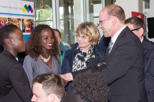 Solingen Rainer Schmeltzer (SPD, Minister für Arbeit, Integration und Soziales des Landes Nordrhein-Westfalen) gratuliert Awa Gueye (25) Preistraegerin Silberner Schuh 2016, Preisverleihung Silberner Schuh 2016 (links), Preisverleihung Silberner Schuh 2016, Solinger Preis fuer Zivilcourage vom Buendnis fuer Toleranz und Zivilcourage, Solingen, 29.05.2016, Copyright: Deutzmannx xEibner-Pressefoto EP_cdn