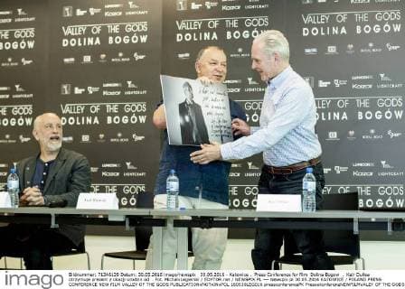 30.05.2016 - Katowice . Press Conference for film Dolina Bogow . Keir Dullea otrzymuje prezent z okazji urodzin od . Fot. MichalxLegierski EDYTOR.net NEWSPIX.PL --- Newspix.pl 30.05.2016 KATOWICE POLAND PRESS CONFERENCE NEW FILM VALLEY OF THE GODS  160530LEG016