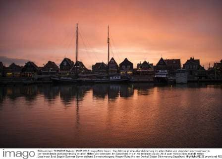 Das Bild zeigt eine Abendstimmung im alten Hafen von Volendam am Ijsselmeer in der Niederlande Abendstimmung im alten Hafen von Volendam am Ijsselmeer in der Niederlande
