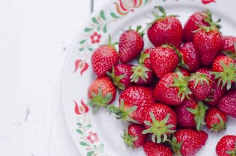 Plate with strawberries  CZF000249