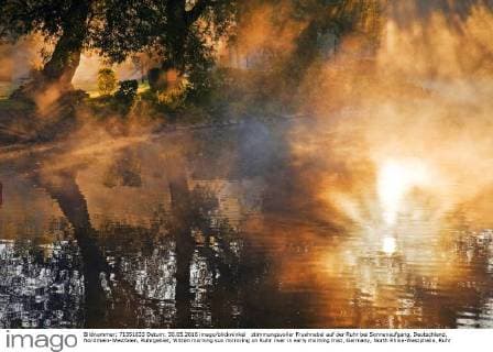 stimmungsvoller Fruehnebel auf der Ruhr bei Sonnenaufgang, Deutschland, Nordrhein-Westfalen, Ruhrgebiet, Witten morning sun mirroring on Ruhr river in early morning mist, Germany, North Rhine-Westphalia, Ruhr Area, Witten BLWS426363 Copyright: xblickwinkel S.xZiesex