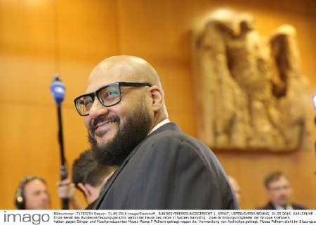 BUNDESVERFASSUNGSGERICHT 1. SENAT, URTEILSVERKÜNDUNG, 31.05.2016, KARLSRUHE - Der Erste Senat des Bundesverfassungsgerichts verkündet heute das Urteil in Sachen Sampling . Zwei Gründungsmitglieder der Gruppe Kraftwerk hatten gegen Sänger und Musikproduzenten Moses Moses P Pelham geklagt wegen der Verwendung von Audioclips geklagt. Moses Pelham steht im Sitzungssaal.