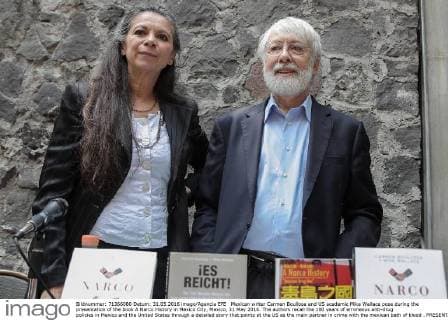 Mexican writer Carmen Boullosa and US academic Mike Wallace pose during the presentation of the book A Narco History in Mexico City, Mexico, 31 May 2016. The authors recall the 100 years of erroneous anti-drug policies in Mexico and the United States through a detailed story that points at the US as the main partner in crime with the mexican bath of blood . PRESENTATION OF THE BOOK A NARCO HISTORY IN MEXICO CITY !ACHTUNG: NUR REDAKTIONELLE NUTZUNG!  CDM002 20160531-636003350788498654