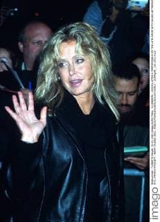 K23080HMc: 10 9 01.AFTER A PERFORMANCE ON THE LATE SHOW WITH DAVID LETTERMAN IN NYC..FARRAH FAWCETT. HENRY McGEE 2001. - ZUMAg49_