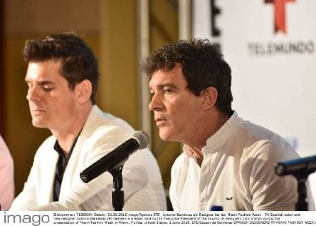 Antonio Banderas als Designer bei der Miami Fashion Week - PK Spanish actor and new designer Antonio Banderas (R) delivers a presser next to the Executive President of the Council of Designers Julio Iranzo during the presentation of Miami Fashion Week in Miami, Florida, United States, 1 June 2016. EFE Gaston de Cardenas SPANISH DESIGNERS AT MIAMI FASHION WEEK !ACHTUNG: NUR REDAKTIONELLE NUTZUNG!  MIA004 20160601-636004187378185192