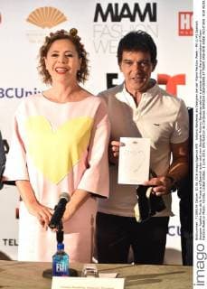 Antonio Banderas als Designer bei der Miami Fashion Week - PK (L-R) Spanish designer Agatha Ruiz de la Prada and Spanish actor and new designer Antonio Banderas deliver a presser during the presentation of Miami Fashion Week in Miami, Florida, United States, 1 June 2016. EFE Gaston de Cardenas SPANISH DESIGNERS AT MIAMI FASHION WEEK !ACHTUNG: NUR REDAKTIONELLE NUTZUNG!  MIA008 20160601-636004188746840558