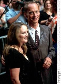 K25893HMc: 8 15 2002. HAIRSPRAY MUSICAL OPENING NIGHT PERFORMANCE AT THE NEIL SIMON THEATRE IN NYC.. HENRY McGEE 2002.PATRICIA HEARST WITH JOHN WATERS - ZUMAg49_