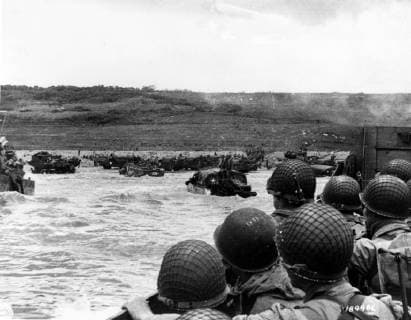 IMAGO History, Zweiter Weltkrieg: 1939 - 1945 Troops watch activity ashore on Omaha Beach as their LCVP landing craft approaches the shore on D-Day, June 6, 1944, during the Allied invasion of German-occupied France.  WAX2016060142 U.S.xArmyxSignalxCorps