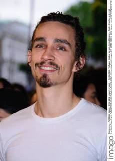 . 02 06 2016. Trafalgar Studios, London, United Kingdom. Robert Sheehan arrives at the Spoils Press Night.  xChrisxJosephx xi-Imagesx IIM-12788-0025