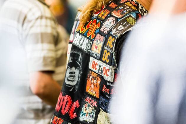 28.05.2016 , WES Wesel , Eselrock Festival im Heubergpark an der Alte Roßmühlenstraße. Fan in Kutte mit Aufnähern Stickern von ACDC