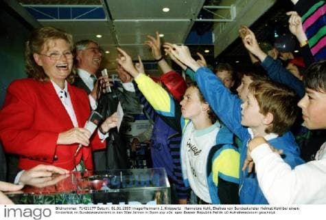 Hannelore Kohl, Ehefrau von Bundeskanzler Helmut Kohl bei einem Kinderfest im Bundeskanzleramt in den 90er Jahren in Bonn