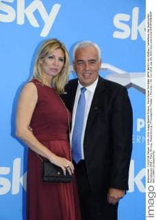 Hans Rainer Schröder (BMW Berlin) mit Ehefrau Verleihung des Bayerischen Fernsehpreis 2016 Preis, Ehrung, Auszeichnung Prinzregenten Theater München 03. Juni 2016