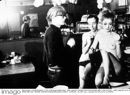 ANDY WARHOL FILMING NUDE RESTAURANT NEW YORK FACTORY , ANDY WARHOL WITH TAYLOR MEAD AND VIVA. I2962BN. - ZUMAg49_