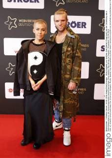 Alina Süggeler und Andreas Andi Weizel (Frida Gold) bei der Verleihung des 6. Webvideopreises an die herausragendsten deutschsprachigen Internetstars des Jahres im Castello. Düsseldorf, 04.06.2016 Foto:xC.xHardtx xFuturexImage